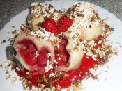 Jahodové knedlíky Láznička s jahodovým rozvarem, tvarohem a perníkem