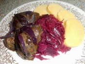 Pečená husí játra, červené zelí, bramborový knedlík Láznička