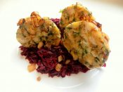 Špekové knedlíky se zelím z červené řepy