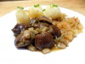 Pečené kachní žaludky, dušené kysané zelí, chlupaté knedlíky