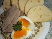 Hrášek na smetaně, krůtí stehno, vejce, houskový knedlík Láznička