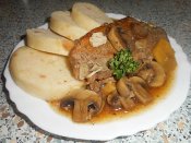 Pečené vepřové maso na žampionech, houskový knedlík Láznička