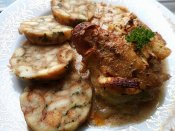 Ďábelská slepice na smetaně, karlovarský knedlík Láznička