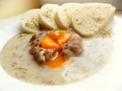 Masové karbanátky s koprovou omáčkou, houskový knedlík Láznička