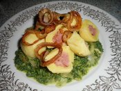 Bramborové knedlíčky plněné uzeným masem, restovaný špenát