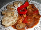 Dřevorubecký guláš, karlovarský knedlík Láznička