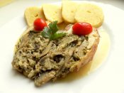 Kuřecí roláda se žampiony, bramborový knedlík Láznička