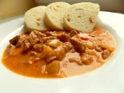 Vepřový paprikáš, houskový knedlík Láznička