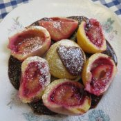 Láznička švestkový knedlík bramborový s povidlovou omáčkou