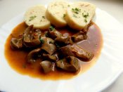 Dušené vepřové ledvinky, houskový knedlík Láznička