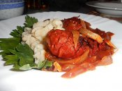 Pikantní špekáčky na černém pivu, bramborové halušky