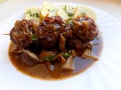 Špízy se slaninou na houbách, bramborový knedlík Láznička