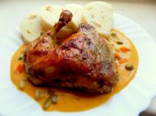 Kuřecí stehna ve smetanové omáčce, houskový knedlík Láznička