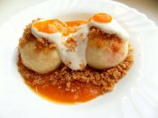 Kynuté jahodové knedlíky Láznička s meruňkovým přelivem