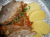 Marinovaná pečená kýta na kořenové zelenině, bramborový knedlík Láznička