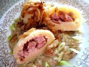 Bramborové knedlíky Láznička plněné uzeným masem, cuketové zelí