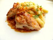 Kuře a la bažant, bramborové šišky Láznička