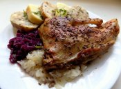 Pečená kachna, červené a bílé zelí, karlovarský a bramborový knedlík Láznička