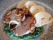 Pečená špikovaná plec, dušený špenát, houskový knedlík Láznička