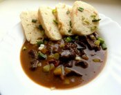 Hovězí srdce na slanině, houskový knedlík Láznička