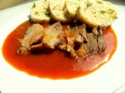 Vepřová plec v rajské omáčce, petrželový houskový knedlík