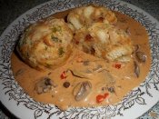 Houbová papriková smetanová omáčka, špekový knedlík Láznička