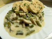 Kuřecí maso s fazolkami ve smetanové omáčce, houskový knedlík