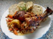 Citronovo-rozmarýnové kuře na kořenové zelenině, karlovarský knedlík Láznička