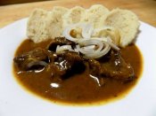 Pivní guláš zahuštěný chlebem, houskový knedlík