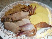 Pečená naložená vepřová kýta na kedlubnách, bramborový knedlík Láznička