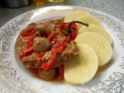 Vepřová plec pečená na žampionech a kapii, bramborový knedlík Láznička