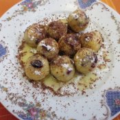 Dezertní brusinkové knedlíčky z bramborového těsta s tvarohem