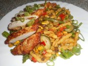 Bramborové špecle, restovaná zelenina s hříbky, kuřecí maso