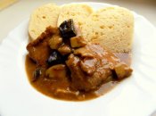 Vepřová kýta na houbách, domácí houskový knedlík