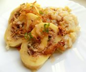 Bramborová roláda plněná uzeným masem, dušené hlávkové zelí