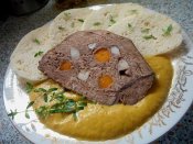 Hovězí špikovaná pečeně, hořčicová omáčka, HK Láznička