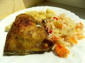 Pečené kuře s bramborovými špalíčky a zelným salátem s křenem