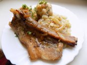 Pečený vepřový bok na pivu, bylinkové knedlíky, dušené mladé zelí