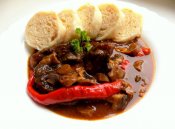 Hovězí kližka na houbách, houskový knedlík