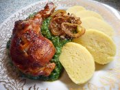 Pečená spikovaná uzená kuřecí stehna se špenátem, bramborový knedlík Láznička