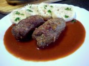 Masové válečky v rajské omáčce, houskový knedlík