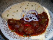 Pikantní guláš z kachních žaludků, houskový knedlík Láznička