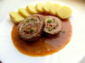 Hovězí roláda plněná žampiony, okurkami a anglickou slaninou