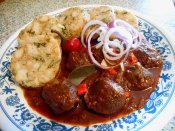 Pikantní guláš z kachních žaludků, karlovarský knedlík Láznička