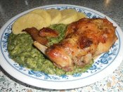 Pečený králík špikovaný slaninou a česnekem, špenát, bramborový knedlík Láznička