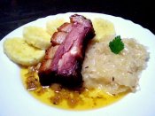 Pečený uzený bůček, bramborové knedlíky, dušené kysané zelí