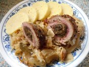 Vepřové plněné roládky pečené na zelí s jablíčky, bramborový knedlík Láznička