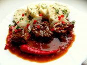 Hovězí guláš s kapiemi, petrželový knedlík