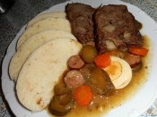 Špikovaný pečený hovězí krk ala ptáček, houskový knedlík Láznička