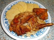 Špikovaný pečený králík na česneku, kysané zelí, bramborový knedlík Láznička